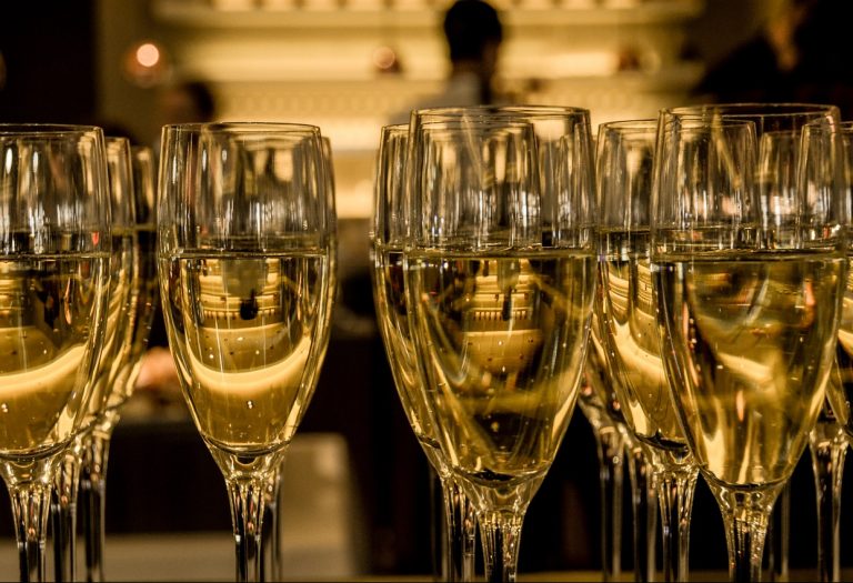 champagne, glasses, luxury-583410.jpg